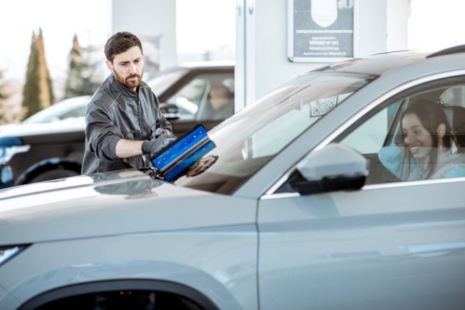 Should You Use a Gas Station Squeegee on Your Windshield?