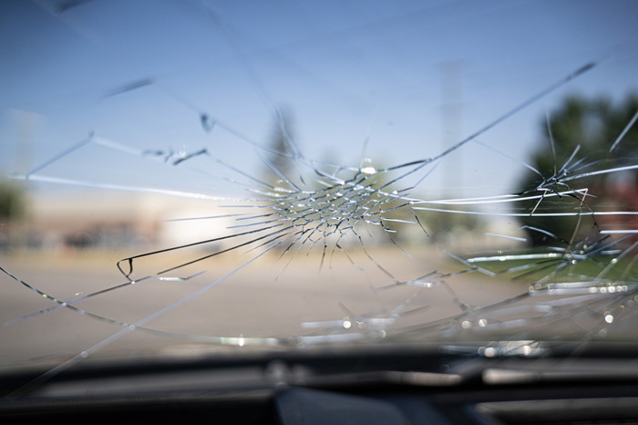 Is It Safe to Delay Windshield Replacement if the Crack Isn’t Spreading?
