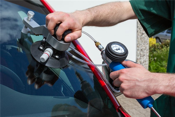 The Downsides of Repairing a Windshield Crack Yourself